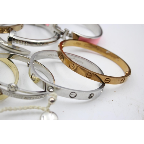 141 - Fourteen contemporary fashion bangles