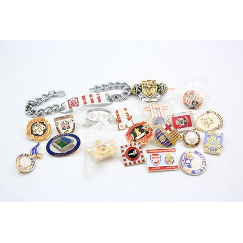 1433 - Twenty assorted football related pin badges and bracelet