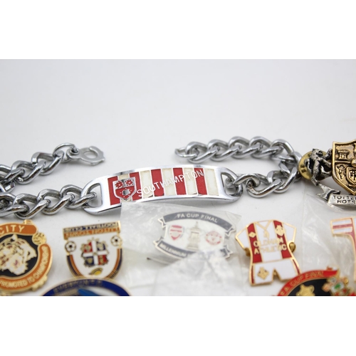 1433 - Twenty assorted football related pin badges and bracelet