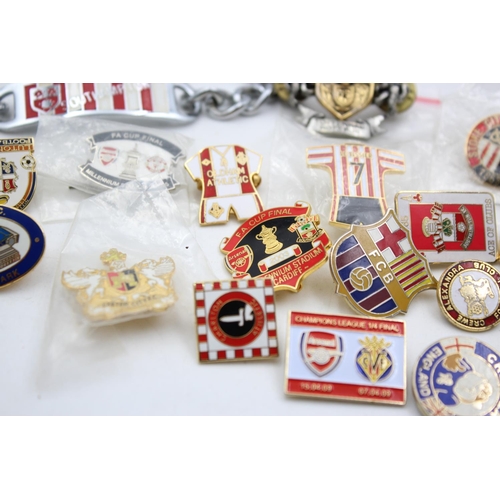 1433 - Twenty assorted football related pin badges and bracelet