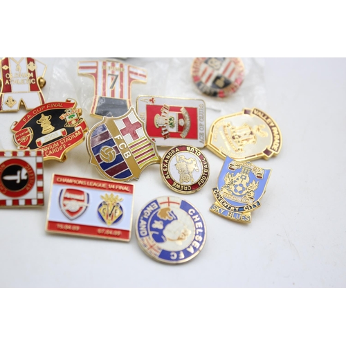 1433 - Twenty assorted football related pin badges and bracelet