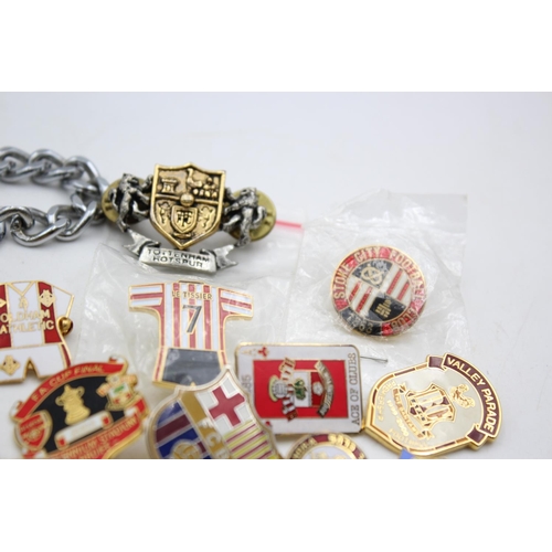 1433 - Twenty assorted football related pin badges and bracelet