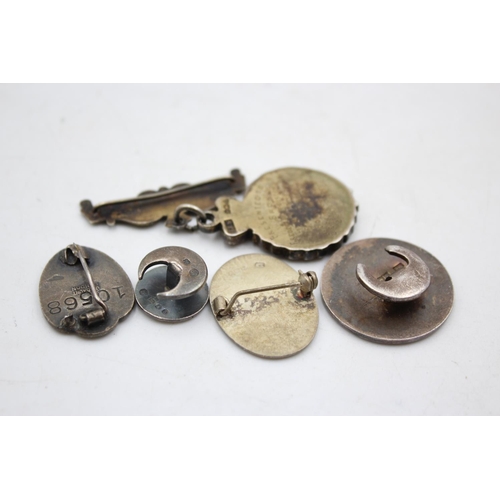 1439 - Five vintage hallmarked .925 sterling silver pin badges - approx. gross weight 54 grams