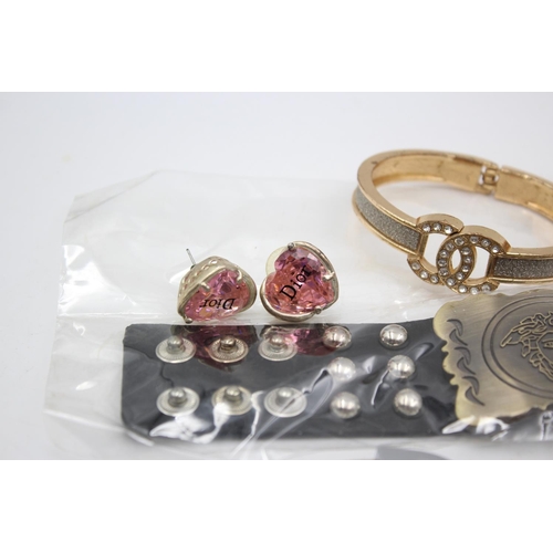 144 - Fifteen items of contemporary fashion jewellery