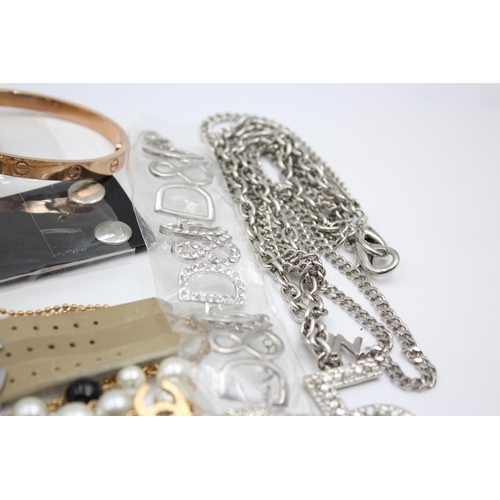 144 - Fifteen items of contemporary fashion jewellery