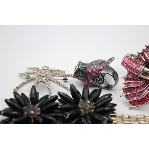 146 - Ten items of contemporary fashion jewellery