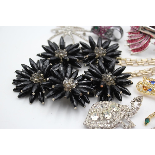 146 - Ten items of contemporary fashion jewellery