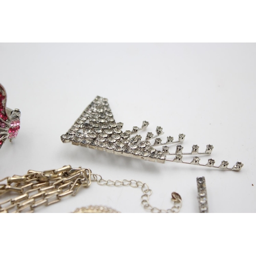 146 - Ten items of contemporary fashion jewellery