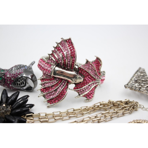 146 - Ten items of contemporary fashion jewellery