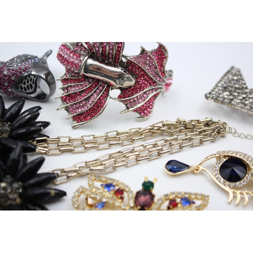 146 - Ten items of contemporary fashion jewellery