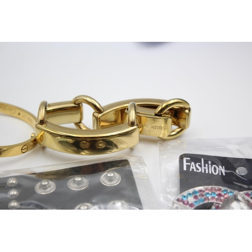 148 - Fifteen items of contemporary fashion jewellery