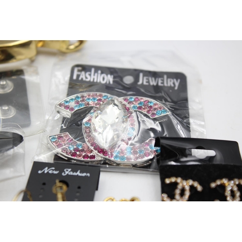 148 - Fifteen items of contemporary fashion jewellery