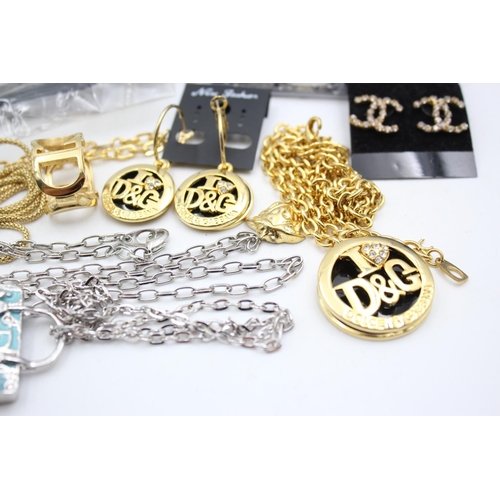 148 - Fifteen items of contemporary fashion jewellery