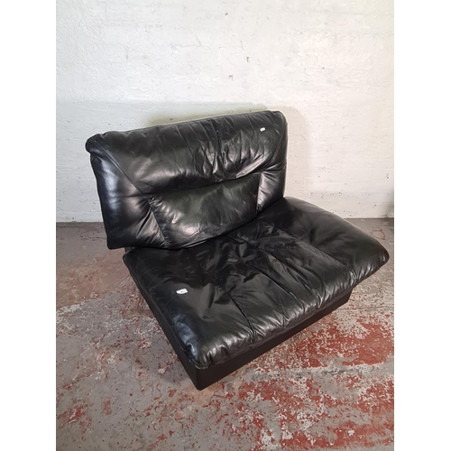 424 - A vintage black leather lounge chair - approx. 86cm high x 104cm wide x 87cm deep