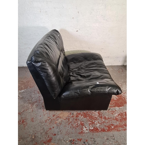 424 - A vintage black leather lounge chair - approx. 86cm high x 104cm wide x 87cm deep