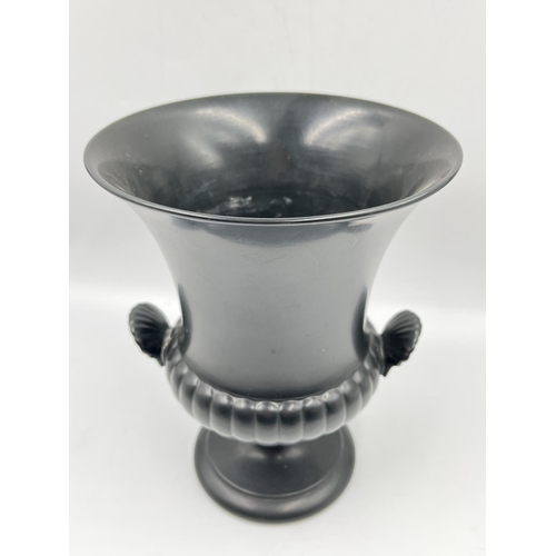 26 - A Wedgwood black Ravenstone urn vase - approx. 24cm high x 18.5cm in diameter