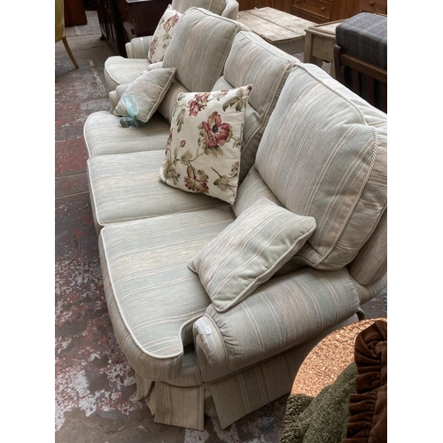 425A - A cream and blue upholstered two piece lounge suite comprising armchair - approx. 86cm high x 92cm w... 