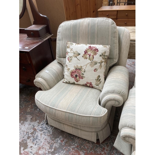 425A - A cream and blue upholstered two piece lounge suite comprising armchair - approx. 86cm high x 92cm w... 