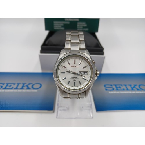 1258A - A boxed Seiko Kinetic water resist 50m stainless steel men's wristwatch with instructions, paperwork... 