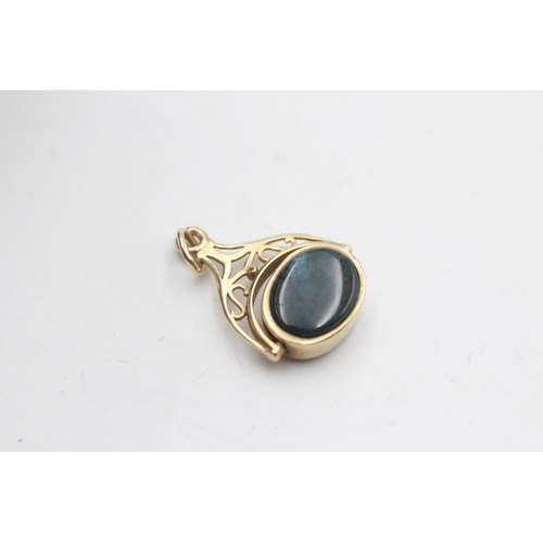 2004 - Two 9ct gold gemstone fobs, one carnelian and one onyx and bloodstone - approx. gross weight 3.9 gra... 