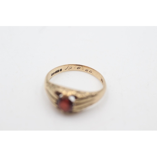 2009 - A 9ct gold garnet solitaire ornate dress ring, size P - approx. gross weight 3.4 grams