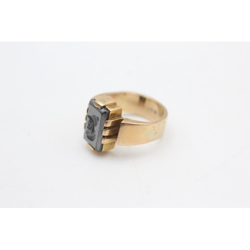 2031 - A 9ct gold hematite centurion ring, size H½ - approx. gross weight 5.5 grams