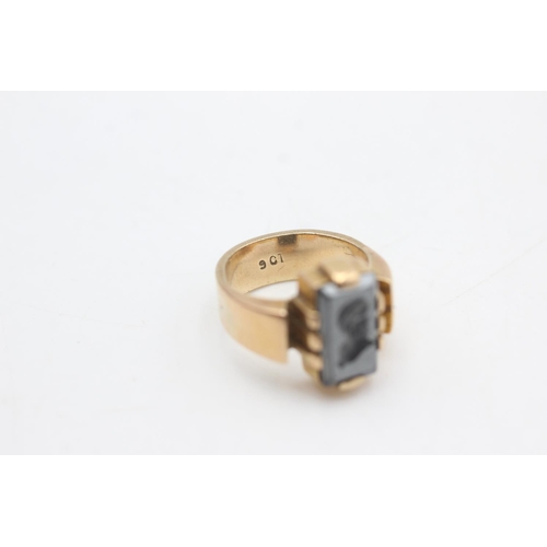 2031 - A 9ct gold hematite centurion ring, size H½ - approx. gross weight 5.5 grams