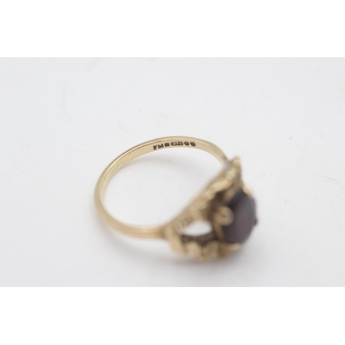 2046 - A 9ct gold garnet tree bark texture ring, size P - approx. gross weight 3.2 grams