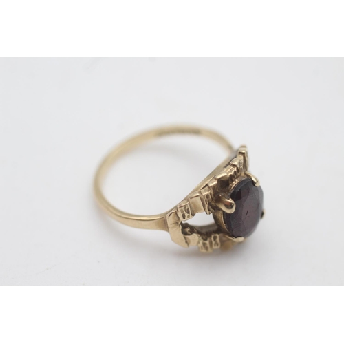 2046 - A 9ct gold garnet tree bark texture ring, size P - approx. gross weight 3.2 grams