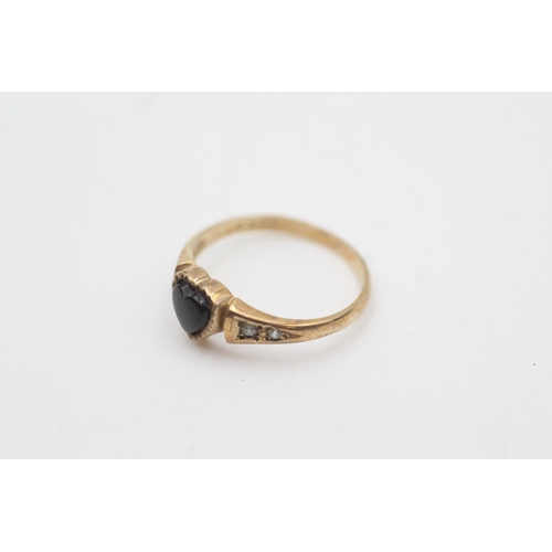 2054 - A 9ct gold heart cut onyx and clear gemstone detail ring, size L½  - approx. gross weight 1.5 grams