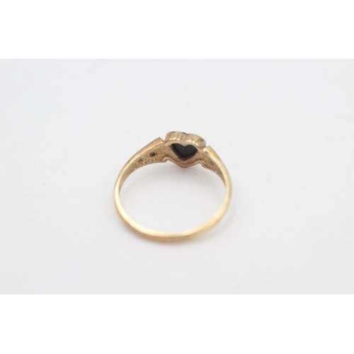 2054 - A 9ct gold heart cut onyx and clear gemstone detail ring, size L½  - approx. gross weight 1.5 grams