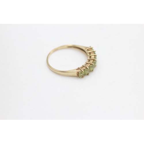 2108 - A 9ct gold peridot seven stone ring, size P½ - approx. gross weight 1.7 grams