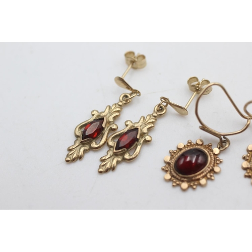 2116 - Two pairs of 9ct gold garnet solitaire ornate drop earrings - approx. gross weight 3 grams