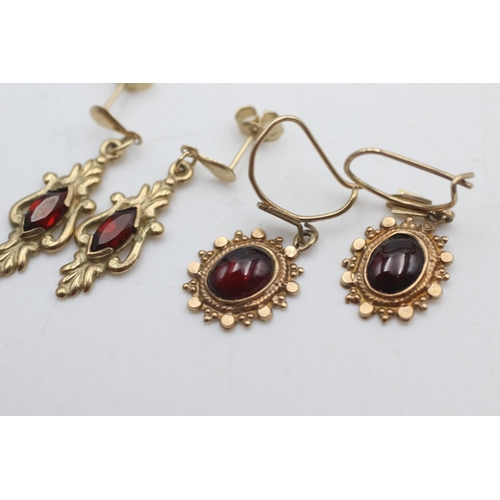 2116 - Two pairs of 9ct gold garnet solitaire ornate drop earrings - approx. gross weight 3 grams