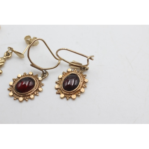 2116 - Two pairs of 9ct gold garnet solitaire ornate drop earrings - approx. gross weight 3 grams