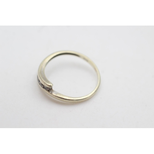 2126 - A 9ct gold twist band clear gemstone ring, size M½ - approx. gross weight 1.6 grams