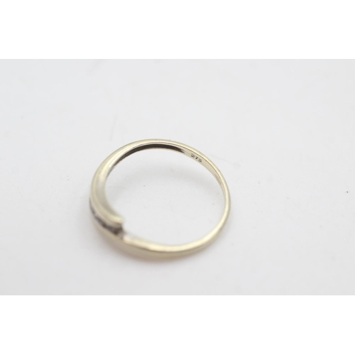 2126 - A 9ct gold twist band clear gemstone ring, size M½ - approx. gross weight 1.6 grams