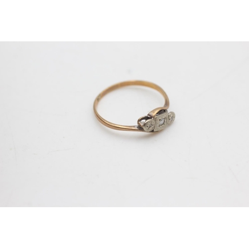 2131 - A 9ct gold diamond three stone twist setting ring, size O - approx. gross weight 1.3 grams