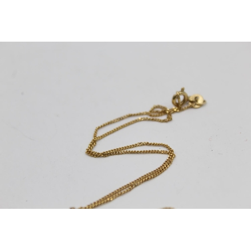 2145 - A 9ct gold clear gemstone set curved drop pendant necklace - approx. gross weight 2.8 grams