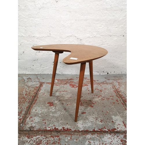 1020 - A mid 20th century beech and oak kidney shaped side table with Harrods sticker to base - approx. 42c... 