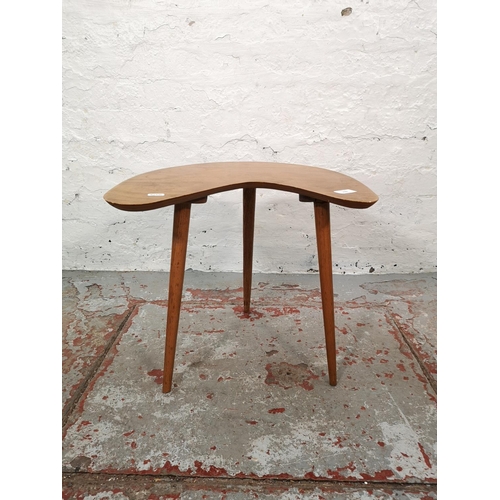 1020 - A mid 20th century beech and oak kidney shaped side table with Harrods sticker to base - approx. 42c... 