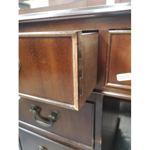 1022 - A 19th century style mahogany pedestal desk with green leather insert and nine drawers - approx. 77c... 