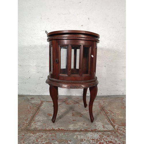 1078 - A Regency style mahogany circular drinks cabinet with removable twin handled tray, single door and b... 