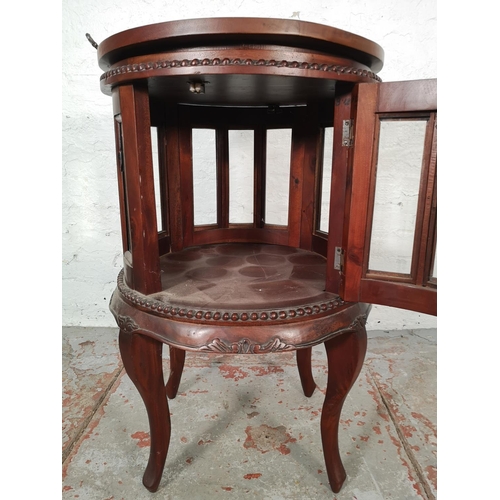 1078 - A Regency style mahogany circular drinks cabinet with removable twin handled tray, single door and b... 