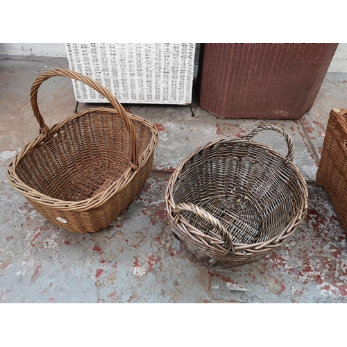 1122 - A large collection of wicker ware to include baskets, Lloyd Loom laundry basket etc.