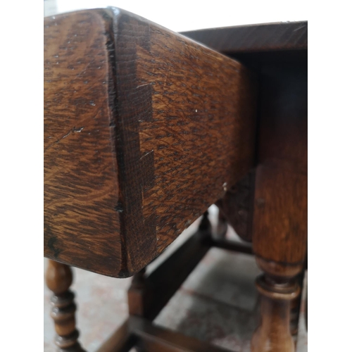 1137 - An 18th century style solid English oak drop leaf gate leg dining table with single drawer - approx.... 