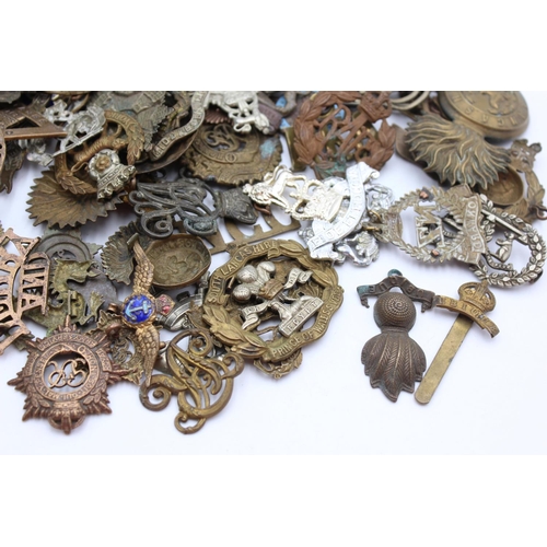 65A - A collection of assorted vintage military badges to include K.O.S.B, Marine, Parachute etc.