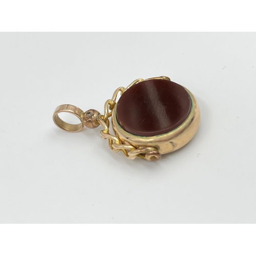 2322 - A hallmarked Birmingham 9ct gold bloodstone and carnelian double sided spinner fob, dated 1900 - app... 