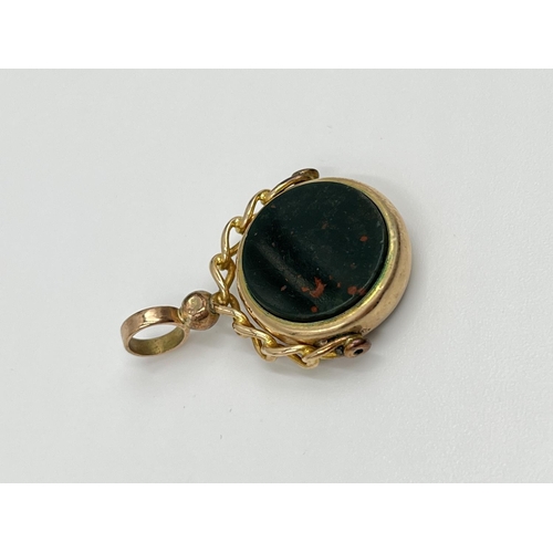 2322 - A hallmarked Birmingham 9ct gold bloodstone and carnelian double sided spinner fob, dated 1900 - app... 