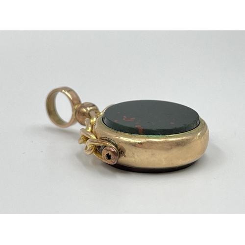 2322 - A hallmarked Birmingham 9ct gold bloodstone and carnelian double sided spinner fob, dated 1900 - app... 